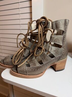 Freebird by Steven Hazel Sz 7 Sandals